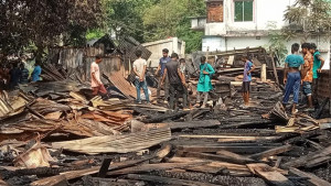 তালাক দেওয়ায় সাবেক শ্বশুরের দোকানে আগুন, পুড়ল ৬ দোকান