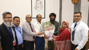 এভারেস্ট ও লোৎসে বিজয়ী বাবর আলীকে বিমানবন্দরে সংবর্ধনা