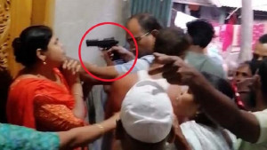 আসামি ধরতে গিয়ে নারীর মাথায় পিস্তল ঠেকালেন ডিবি কর্মকর্তা
