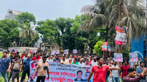 ডিসি অফিস ঘেরাও করে প্রধানমন্ত্রীর কাছে বিচার দাবি