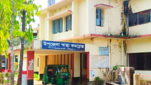 ছেলেকে ফাঁসিতে ঝুলতে দেখে আত্মহত্যার চেষ্টা মায়ের