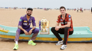 ট্রফির বাম পাশে বসলেই কি কামিন্সের ভাগ্য খুলে যায়?