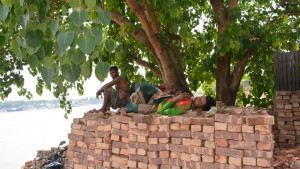 ‘রোদি দাঁড়ানোই যাচ্ছে না, বারবার গলা শুকোয় যাচ্ছে’