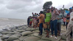 ঢেউয়ের ছবি তুলতে ও ভিডিও করতে সৈকতে ভিড় পর্যটকদের