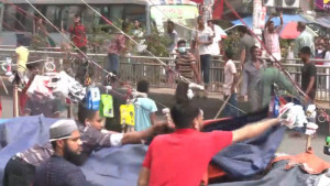মিরপুরে পুলিশ-অটোরিকশাচালকদের পাল্টাপাল্টি ধাওয়া
