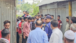 গজারিয়ায় ভোটকেন্দ্রে পুলিশের ওপর হামলা