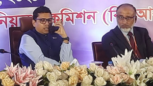 গণশুনানিতে বসেই গ্রাহকের অভিযোগের সমাধান করলেন পলক
