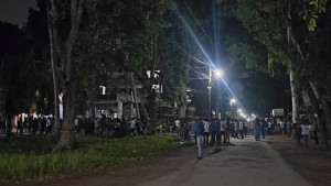 এবার নেতাকে হত্যার হুমকির অভিযোগে অস্ত্র হাতে মহড়া