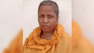 ‘মিথ্যা অভিযোগে’ বৈদ্যুতিক খুঁটিতে উল্টো করে বেঁধে নারীকে নির্যাতন, মাথা ন্যাড়া