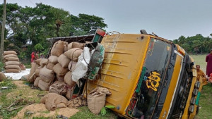 ধানবোঝাই ট্রাক উল্টে প্রাণ গেল ২ শ্রমিকের, আহত ৭