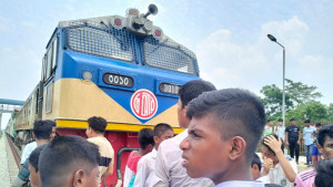 ট্রেনে কাটা পড়ে প্রাণ গেল স্কুলছাত্রীর