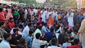 পোস্টার লাগানো নিয়ে মারধর, গুলি