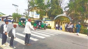 প্রাণ হাতে নিয়ে পারাপার