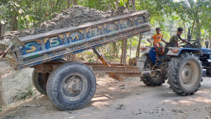 ট্রাক্টরে বেহাল সড়ক, বাড়ে ব্যয়