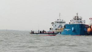 মেঘনায় ঝুঁকি নিয়ে ট্রলারে যাত্রী পারাপার