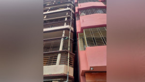 সিদ্ধিরগঞ্জে হেলে পড়া  সেই ভবন সিলগালা