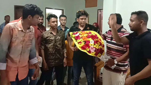 নাবিক রোকন উদ্দিনের  বাড়িতে আনন্দ