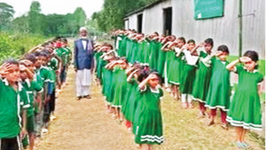 দেড় যুগ ধরে অস্থায়ী টিনের ঘরে চলছে বিদ্যালয়ের পাঠদান