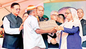 ‘মোর অ্যাহোন দরকার ঘর, মাথা গোঁজার ঠাঁইর’