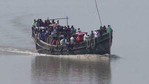 উত্তাল মেঘনায় নিষিদ্ধ নৌযানে পারাপার