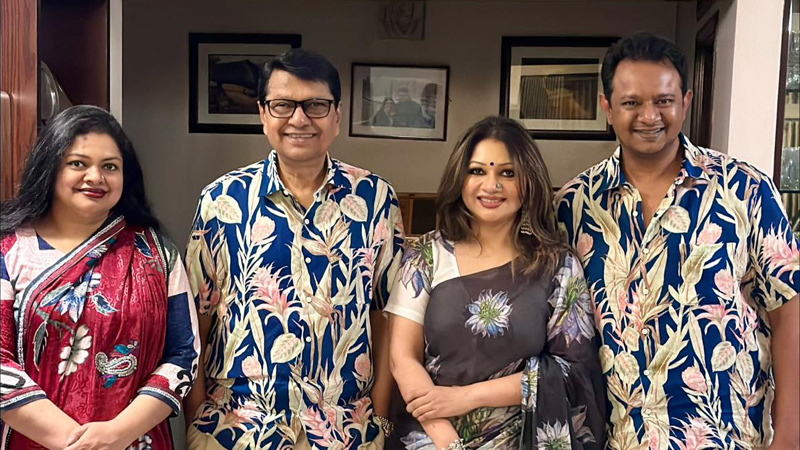 এক ফ্রেমে এলেন নায়ক আলমগীরের তিন সন্তান এক ফ্রেমে এলেন নায়ক আলমগীরের তিন সন্তান
