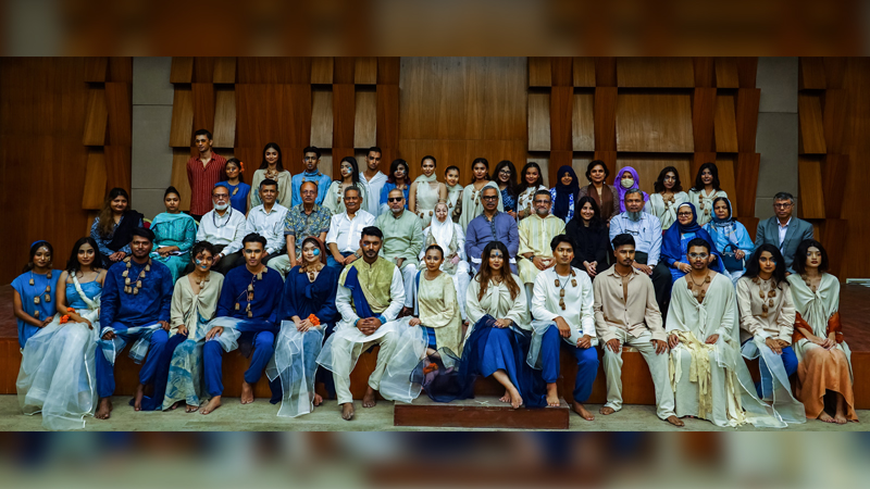 বিইউএফটিতে ‘পুলড ফ্রম দ্য রুটস উইথ টং’ ফ্যাশন শো বিইউএফটিতে ‘পুলড ফ্রম দ্য রুটস উইথ টং’ ফ্যাশন শো