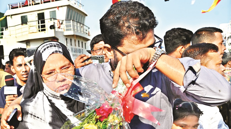 ‘মনে হচ্ছে, এখনও কেউ তাক করে আছে অস্ত্র’ ‘মনে হচ্ছে, এখনও কেউ তাক করে আছে অস্ত্র’