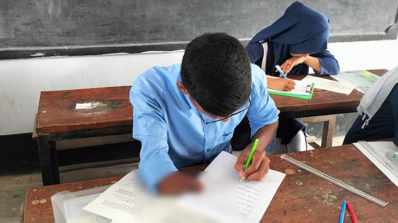 বাম হাতে লিখে জিপিএ-৫ পাওয়া হুজাইফা ম্যাজিস্ট্রেট হতে চায় বাম হাতে লিখে জিপিএ-৫ পাওয়া হুজাইফা ম্যাজিস্ট্রেট হতে চায়