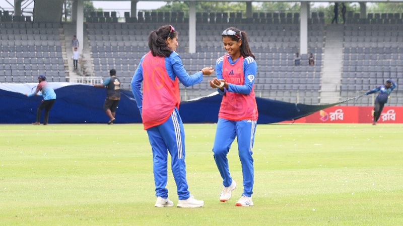 সিলেটে ভারতীয় নারীদের ‘শিলাবৃষ্টি বিলাস’ সিলেটে ভারতীয় নারীদের ‘শিলাবৃষ্টি বিলাস’