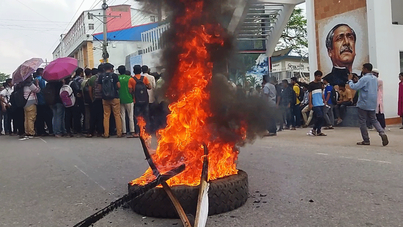 বাসে যবিপ্রবি ছাত্রীকে যৌন হয়রানি, সড়ক অবরোধ শিক্ষার্থীদের বাসে যবিপ্রবি ছাত্রীকে যৌন হয়রানি, সড়ক অবরোধ শিক্ষার্থীদের