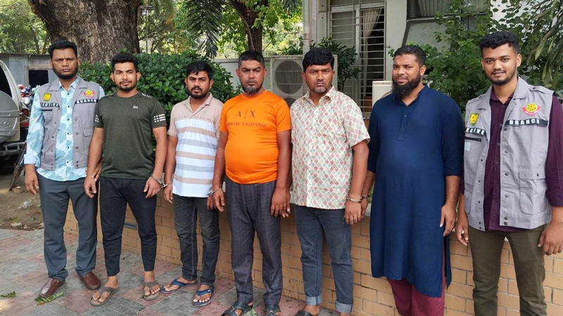 প্রতারণা চক্রে পাসপোর্ট অফিসের কর্মকর্তা ও আনসার সদস্যরা প্রতারণা চক্রে পাসপোর্ট অফিসের কর্মকর্তা ও আনসার সদস্যরা