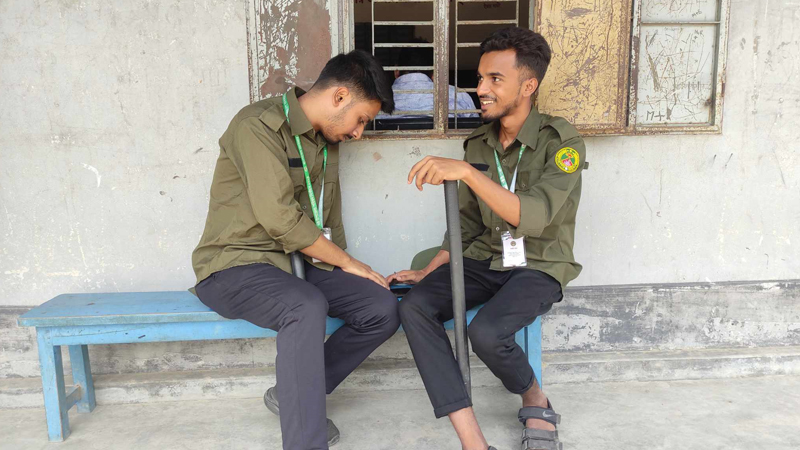 ভোটকেন্দ্র ফাঁকা, মোবাইলে লুডু খেলছিলেন আনসার সদস্যরা ভোটকেন্দ্র ফাঁকা, মোবাইলে লুডু খেলছিলেন আনসার সদস্যরা