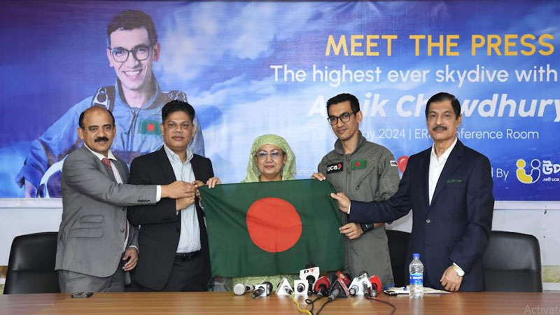 রেকর্ড গড়তে ৪১ হাজার ফুট উঁচু থেকে লাফ দেবেন আশিক রেকর্ড গড়তে ৪১ হাজার ফুট উঁচু থেকে লাফ দেবেন আশিক