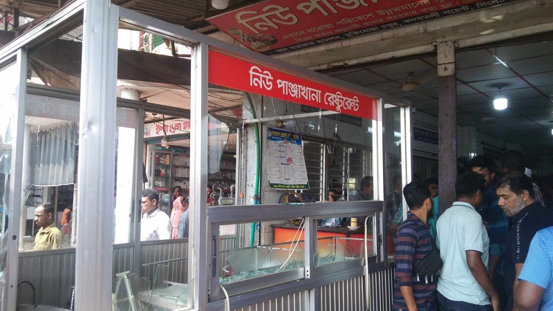 মে দিবসে খোলা রাখায় রেস্টুরেন্টে হামলা, ভাঙচুর মে দিবসে খোলা রাখায় রেস্টুরেন্টে হামলা, ভাঙচুর