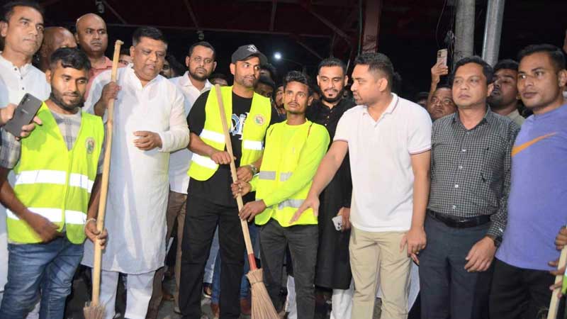 তামিম ইকবাল হঠাৎ সিলেটের রাস্তায় পরিচ্ছন্নতা অভিযানে তামিম ইকবাল হঠাৎ সিলেটের রাস্তায় পরিচ্ছন্নতা অভিযানে