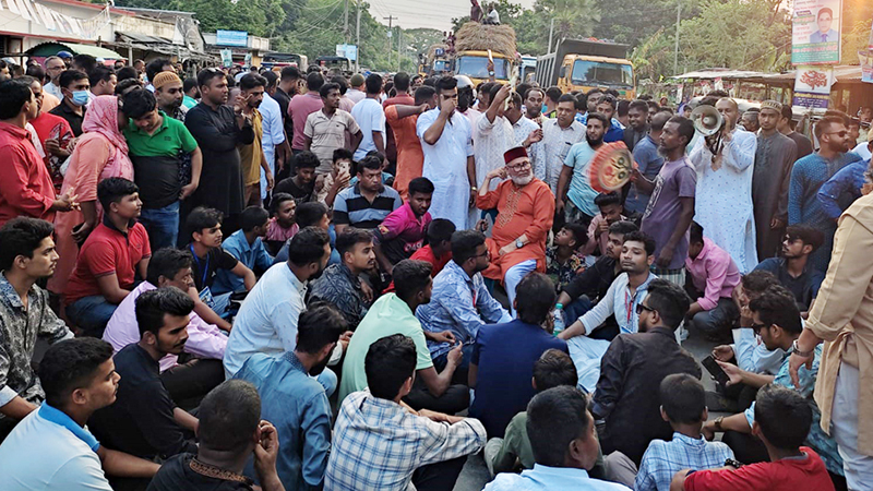 পোস্টার লাগানো নিয়ে মারধর, গুলি পোস্টার লাগানো নিয়ে মারধর, গুলি