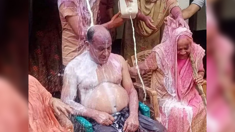 চেয়ারম্যান হয়ে দুধ দিয়ে গোসল করলেন মন্ত্রীর চাচাতো ভাই চেয়ারম্যান হয়ে দুধ দিয়ে গোসল করলেন মন্ত্রীর চাচাতো ভাই