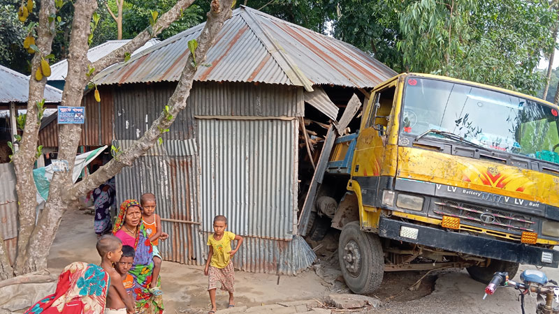 মাটিবোঝাই ট্রাক ঢুকে পড়ল ঘরে মাটিবোঝাই ট্রাক ঢুকে পড়ল ঘরে