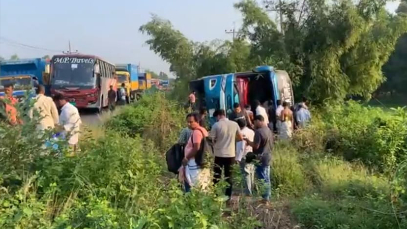 রাস্তা থেকে ছিটকে পড়ল রিলাক্স পরিবহনের বাস, নিহত ৫ আহত ১৫ রাস্তা থেকে ছিটকে পড়ল রিলাক্স পরিবহনের বাস, নিহত ৫ আহত ১৫
