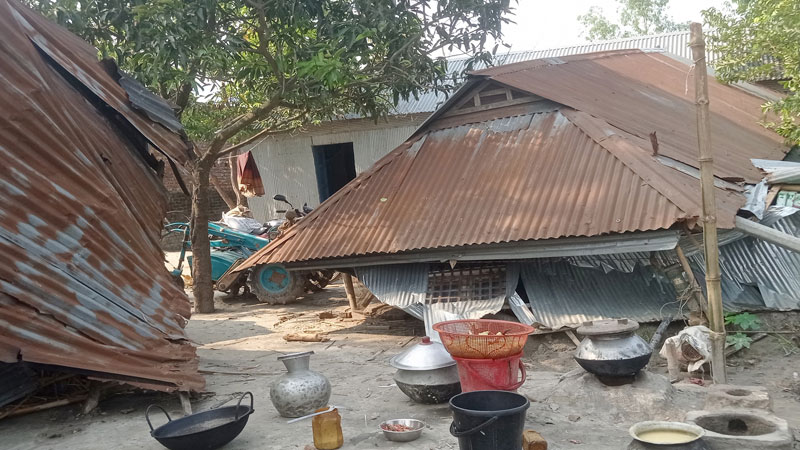 ঝড়ে ঘরবাড়ি বিধ্বস্ত ভেঙে পড়েছে গাছ ঝড়ে ঘরবাড়ি বিধ্বস্ত ভেঙে পড়েছে গাছ