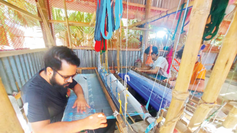জামদানিতে স্বপ্নের বুনন জামদানিতে স্বপ্নের বুনন