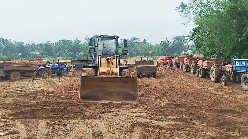 ফসলি জমি ধ্বংস করে মাটি বিক্রি, দুটি ট্রাক্টর জব্দ ফসলি জমি ধ্বংস করে মাটি বিক্রি, দুটি ট্রাক্টর জব্দ