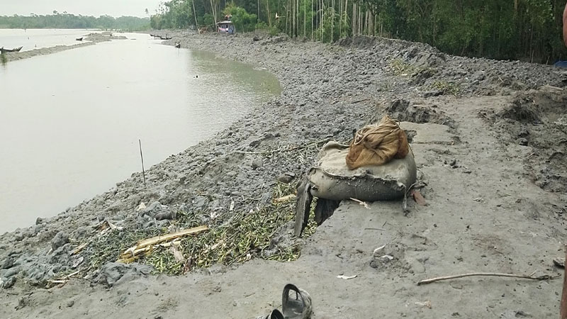 ‘মোরা ত্রাণ চাই না, চাই শক্ত বেড়িবাঁধ’ ‘মোরা ত্রাণ চাই না, চাই শক্ত বেড়িবাঁধ’
