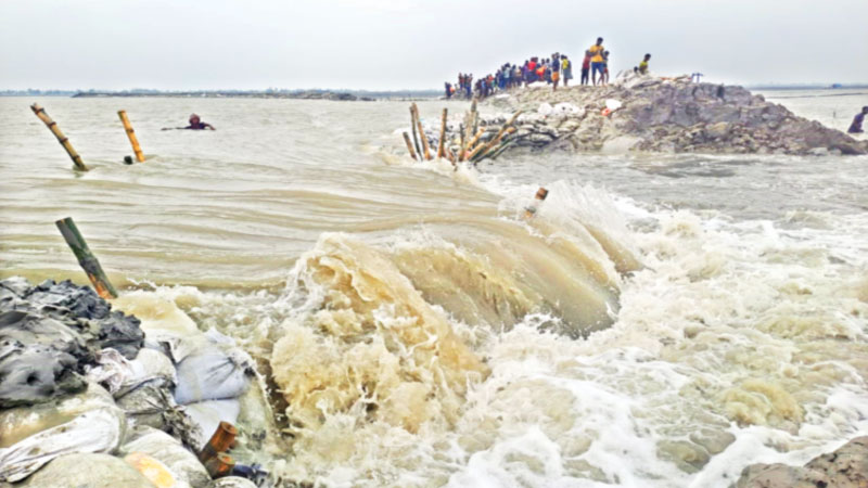 গৃহহীন ২০ হাজার পরিবার, দিশেহারা ২৮ হাজার চাষি গৃহহীন ২০ হাজার পরিবার, দিশেহারা ২৮ হাজার চাষি