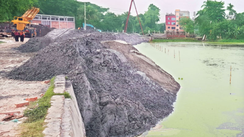 স্বস্তিদায়ী দিঘির বুকে উন্নয়নের লাল নিশান স্বস্তিদায়ী দিঘির বুকে উন্নয়নের লাল নিশান