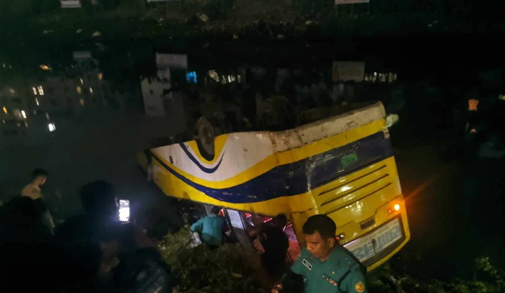 বনশ্রীতে যাত্রীবাহী বাস উল্টে খালে বনশ্রীতে যাত্রীবাহী বাস উল্টে খালে