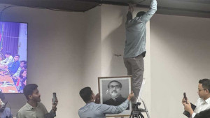 নতুন ইসির ব্রিফিংয়ের আগে নামানো হল শেখ মুজিবের ছবি