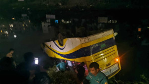 বনশ্রীতে যাত্রীবাহী বাস উল্টে খালে