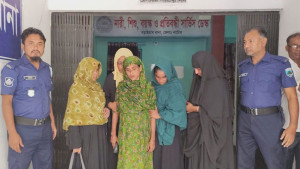 ব্যাংকে আসা নারী গ্রাহকের টাকা ছিনতাই করতেন তারা