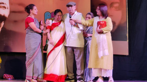 স্ত্রীকে জড়িয়ে কাঁদলেন আবুল হায়াত, কাঁদালেন অন্যদের